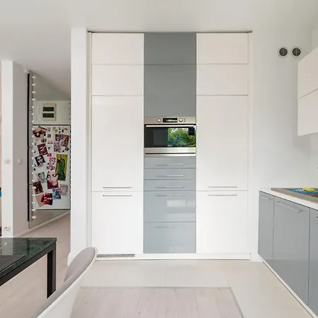 Pszczynska Modern By Bookinghost *